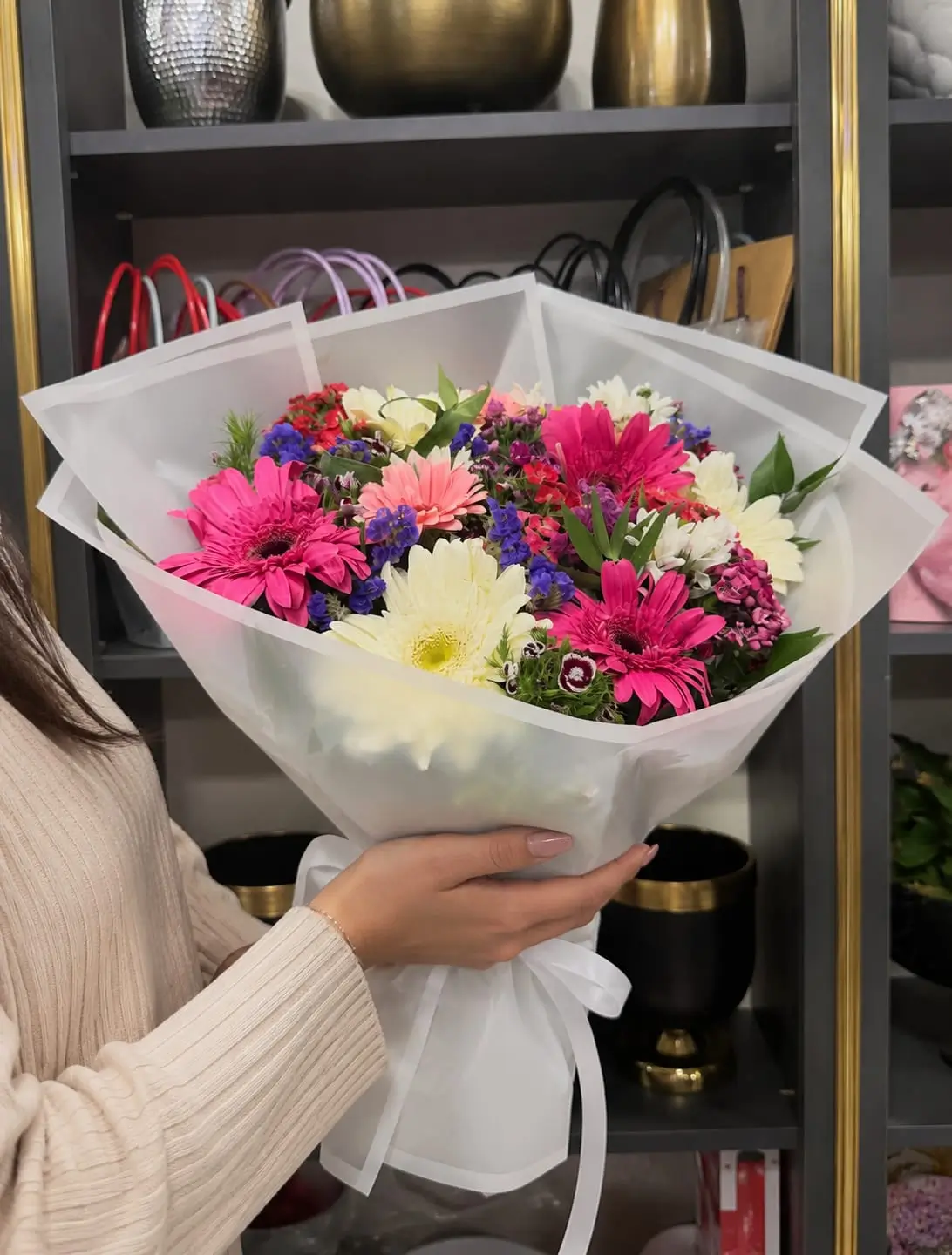 Renk Senfonisi - Lüks Buzlu Beyaz Ambalajlı Karışık Gerbera Buketi
